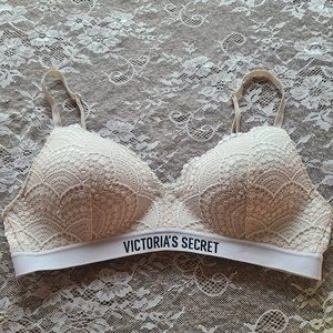 Victoria's Secret Wireless T-Shirt Bra Cream White Lace Logo Straps 32C